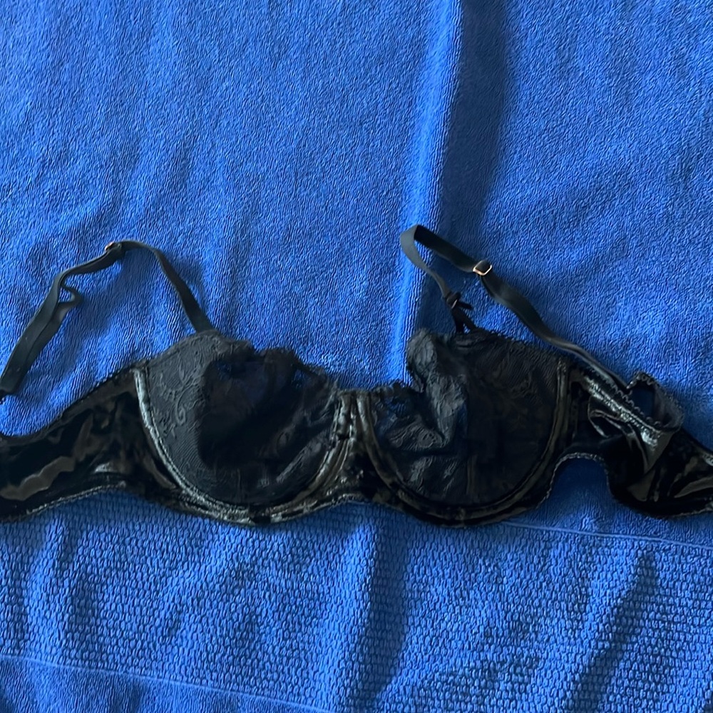 Victoria secret bra 36D. Unlined black bra. Good condition. Sexy bra